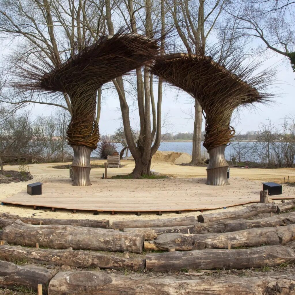 Een podium in het bos der verbeelding op de Floriade in Almere, gemaakt van wilgentakken.